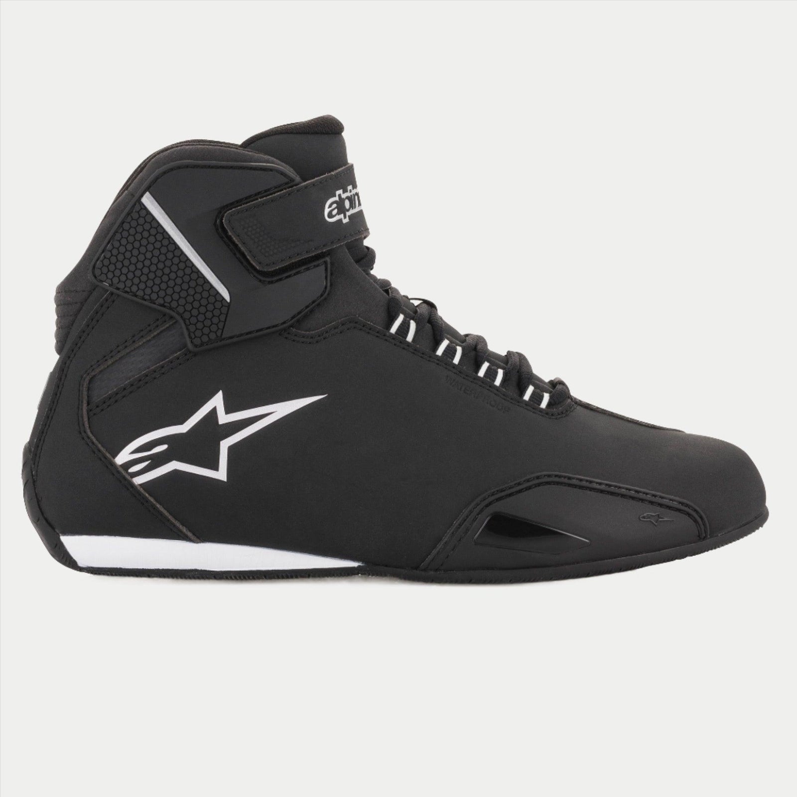 Alpinestars Stella Sektor Waterproof damesschoenen, motorrijschoenen, zwart en zilver, zijaanzicht met een zwart microvezel chassis, wit Astars-logo, zilveren reflecterende accenten en een snelvetersysteem met een enkelriem.