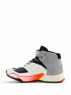 Alpinestars CR-X Damen Drystar® Motorradschuhe in Weiß, Mittelgrau, Schwarz und Diva Pink, Seitenprofil mit sportlichem Design, Knöchelriemen und dicker Sohle, entwickelt für ganztägigen Gehkomfort und Schutz