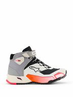 Alpinestars CR-X Damen Drystar® Motorradschuhe, hohe Motorrad-Sneaker in Weiß, Mittelgrau, Schwarz und Diva-Pink, Seitenansicht mit Knöchelriemen, profilierte Grip-Sohle, sportliches Design für den urbanen Einsatz