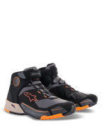Chaussures de moto Alpinestars CR-X Drystar®, noir, marron clair et orange, design inspiré des chaussures de running, avec logos et accents orange sur la semelle, détail marron clair au talon et empiècements gris foncé, chaussures de sport toutes saisons