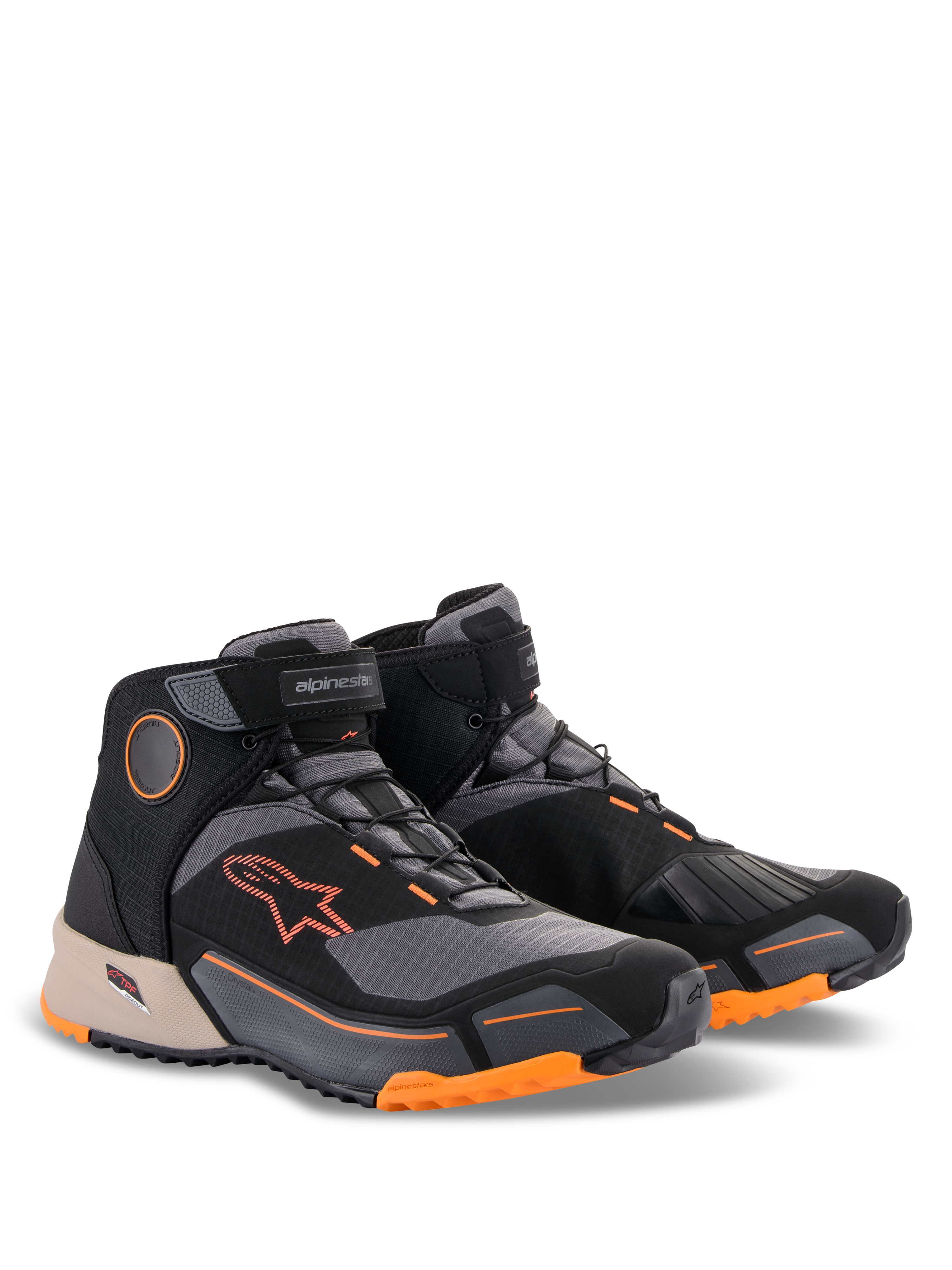 Chaussures de moto Alpinestars CR-X Drystar®, noir, marron clair et orange, design inspiré des chaussures de running, avec logos et accents orange sur la semelle, détail marron clair au talon et empiècements gris foncé, chaussures de sport toutes saisons