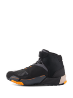 Chaussures de moto Alpinestars CR-X Drystar®, noir, marron clair et orange, vue de profil, design inspiré des chaussures de course avec une semelle orange robuste, chaussures imperméables et respirantes pour la conduite urbaine et sur route.