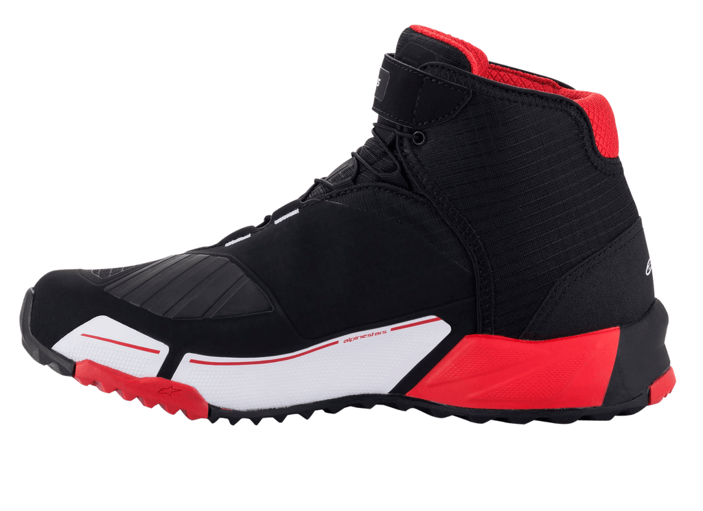 Alpinestars MM93 CR-X Drystar® motorschoenen, zwart, rood en wit, zijaanzicht met een zwart bovenwerk van textiel, rode binnenvoering en witte tussenzool met rode accenten, beschermend schakelpad, sportief op hardloopschoenen geïnspireerd ontwerp