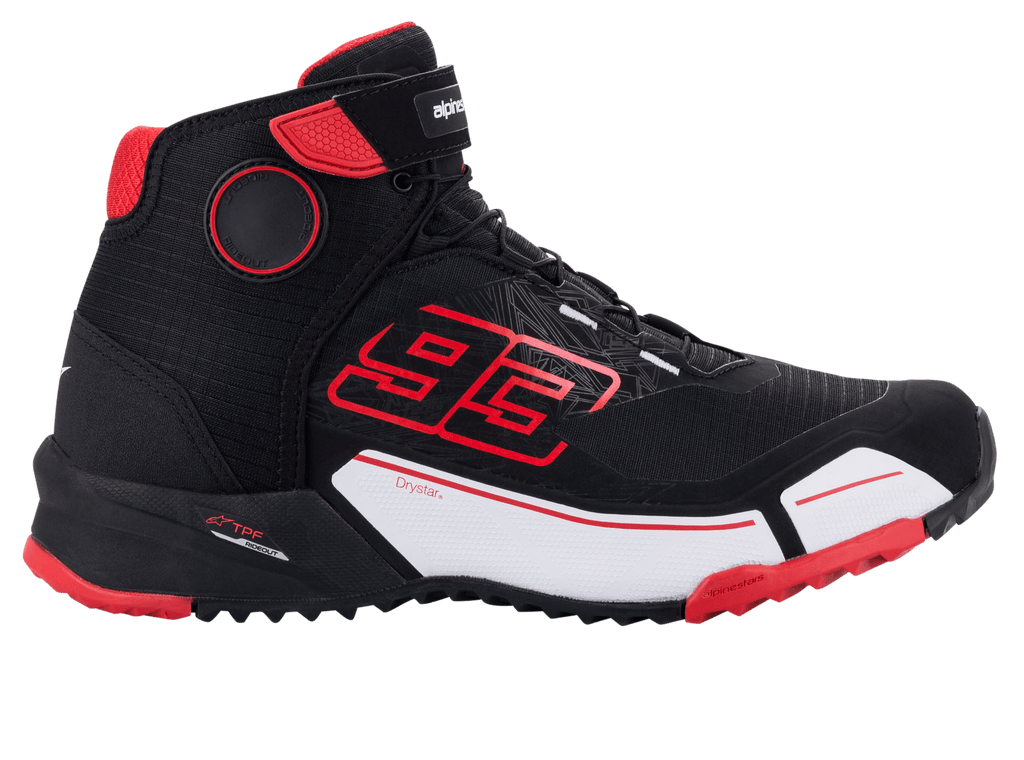Alpinestars MM93 CR-X Drystar® motorschoen, zwart rood wit, zijaanzicht van een beschermende motorschoen, met opvallende rode Marc Marquez '93' branding, wit tussenzoolpaneel en rode accenten op de buitenzool, sportief op sneakers geïnspireerd ontwerp
