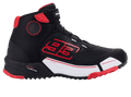 Alpinestars MM93 CR-X Drystar® motorschoen, zwart rood wit, zijaanzicht van een beschermende motorschoen, met opvallende rode Marc Marquez '93' branding, wit tussenzoolpaneel en rode accenten op de buitenzool, sportief op sneakers geïnspireerd ontwerp