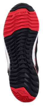 Alpinestars MM93 CR-X Drystar® motorschoenen, onderaanzicht buitenzool, zwart en rood, met een asymmetrische noppenconfiguratie voor grip, oliebestendige rubbersamenstelling en Alpinestars-logo op de hiel.