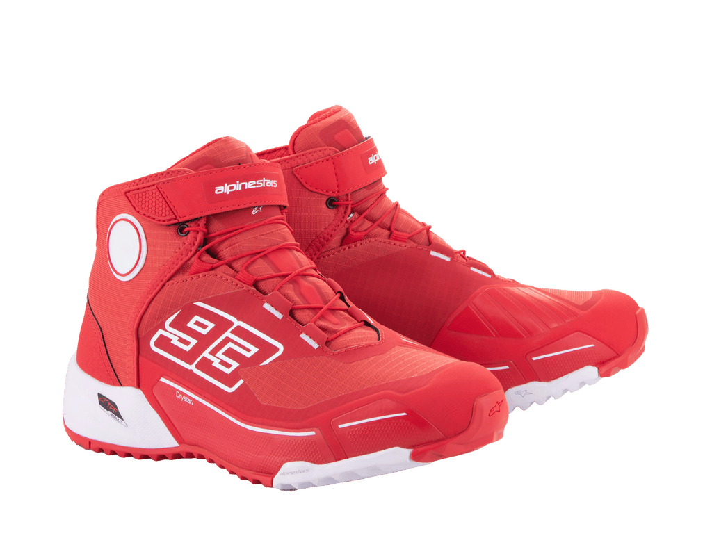 Chaussures de moto Alpinestars MM93 CR-X Drystar®, rouge vif et blanc, vue latérale, arborant le graphisme '93' sur le côté, logo Alpinestars sur la sangle, semelle technique blanche et silhouette inspirée des chaussures de course pour la moto