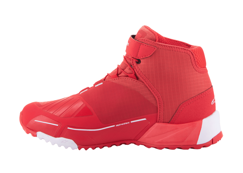 Chaussures de moto Alpinestars MM93 CR-X Drystar, rouge vif et blanc, vue de profil, design athlétique épuré avec renfort de sélecteur, accents blancs au talon et à la pointe sur une semelle rouge, chaussures de route urbaines