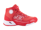 Chaussures de moto Alpinestars MM93 CR-X Drystar, chaussures urbaines, rouge vif et blanc, design montant arborant le numéro 93 de Marc Márquez, technologie imperméable Drystar, tige en tissu texturé avec semelle intermédiaire en EVA blanc et semelle en caoutchouc rouge, fermeture par lacets et sangle Velcro