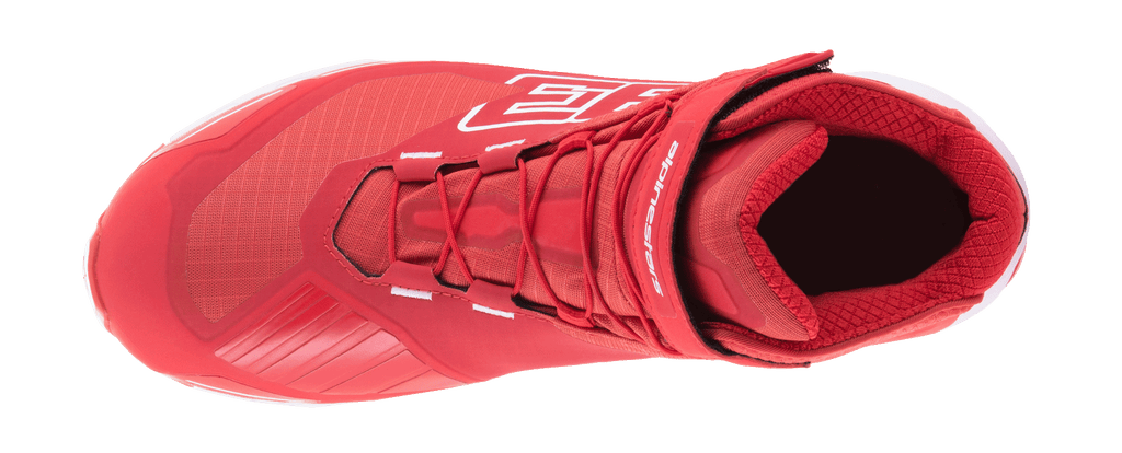 Chaussure de moto Alpinestars MM93 CR-X Drystar, rouge vif et blanc, vue de dessus montrant le système de laçage et la sangle de cheville réglable, avec un grand graphique 93 et le marquage Alpinestars, chaussure de moto imperméable au design inspiré des chaussures de course