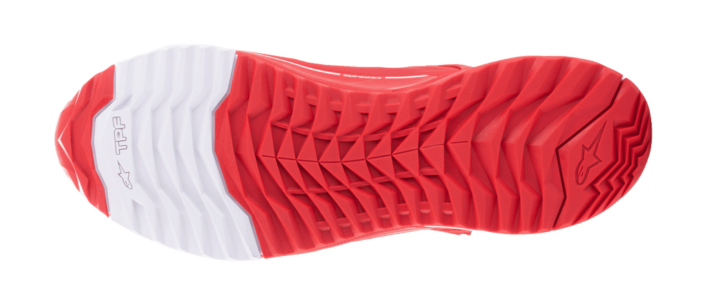 Chaussures de moto Alpinestars MM93 CR-X Drystar®, vue de la semelle extérieure, rouge éclatant et blanc, configuration asymétrique des crampons pour l'adhérence, talon blanc avec logo étoile Alpinestars, composé de caoutchouc double résistant à l'huile pour la stabilité et le confort de marche