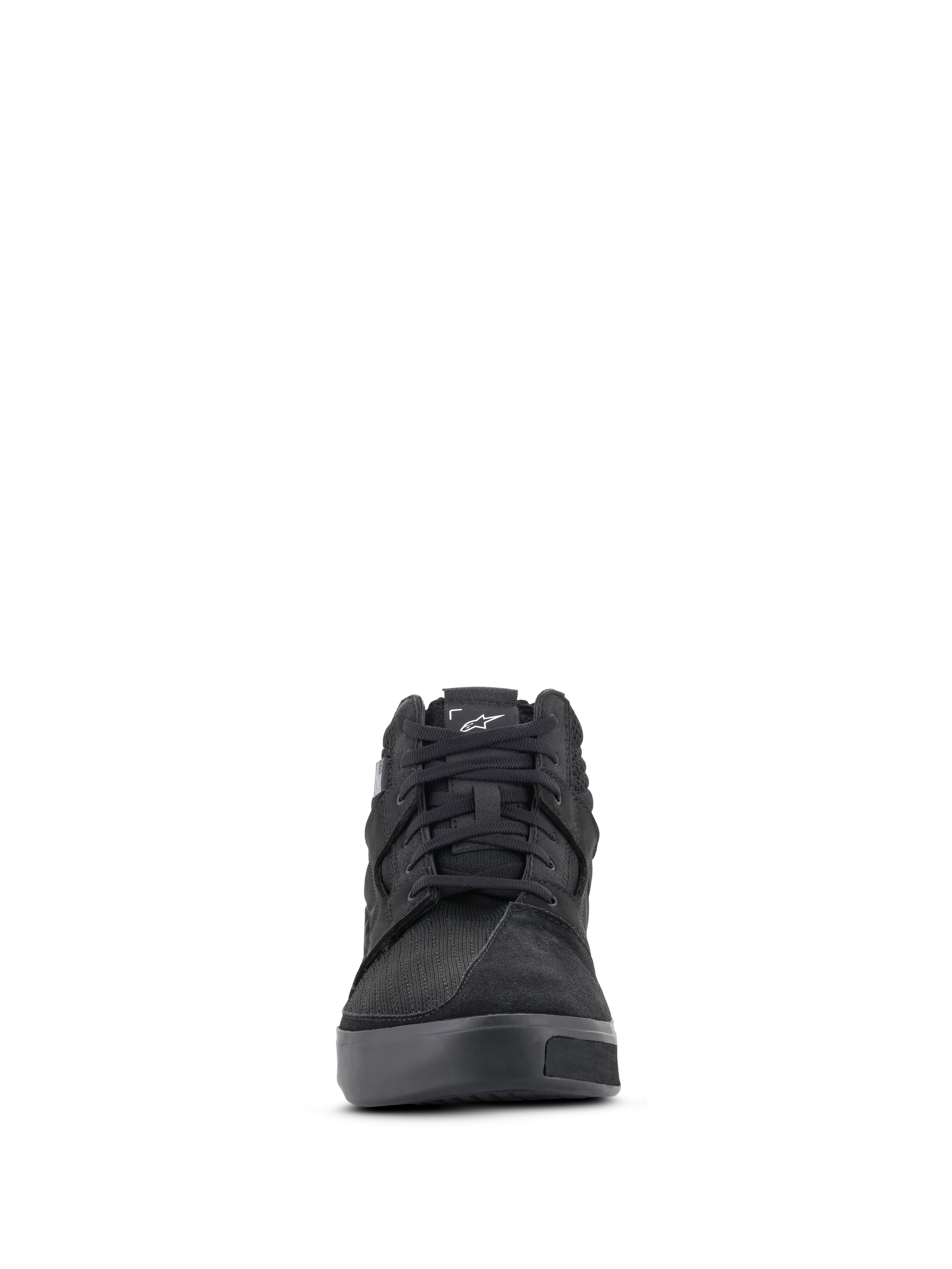 Alpinestars Primer Riding Shoes, Schwarz, Vorderansicht von lässigem urbanem Motorradschuhwerk mit Obermaterial aus Wildleder und Textil, schwarzen Schnürsenkeln und einem weißen Astar-Logo auf der Zunge.