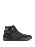 Alpinestars Primer Riding Shoes, schwarze Motorrad-Sneaker, High-Top Urban Riding Footwear, Seitenansicht, texturiertes Mesh-Obermaterial, dicke Gummisohle, modernes sportliches Design mit dezentem Stern-Logo