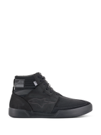 Alpinestars Primer Riding Shoes, schwarze Motorrad-Sneaker, High-Top Urban Riding Footwear, Seitenansicht, texturiertes Mesh-Obermaterial, dicke Gummisohle, modernes sportliches Design mit dezentem Stern-Logo
