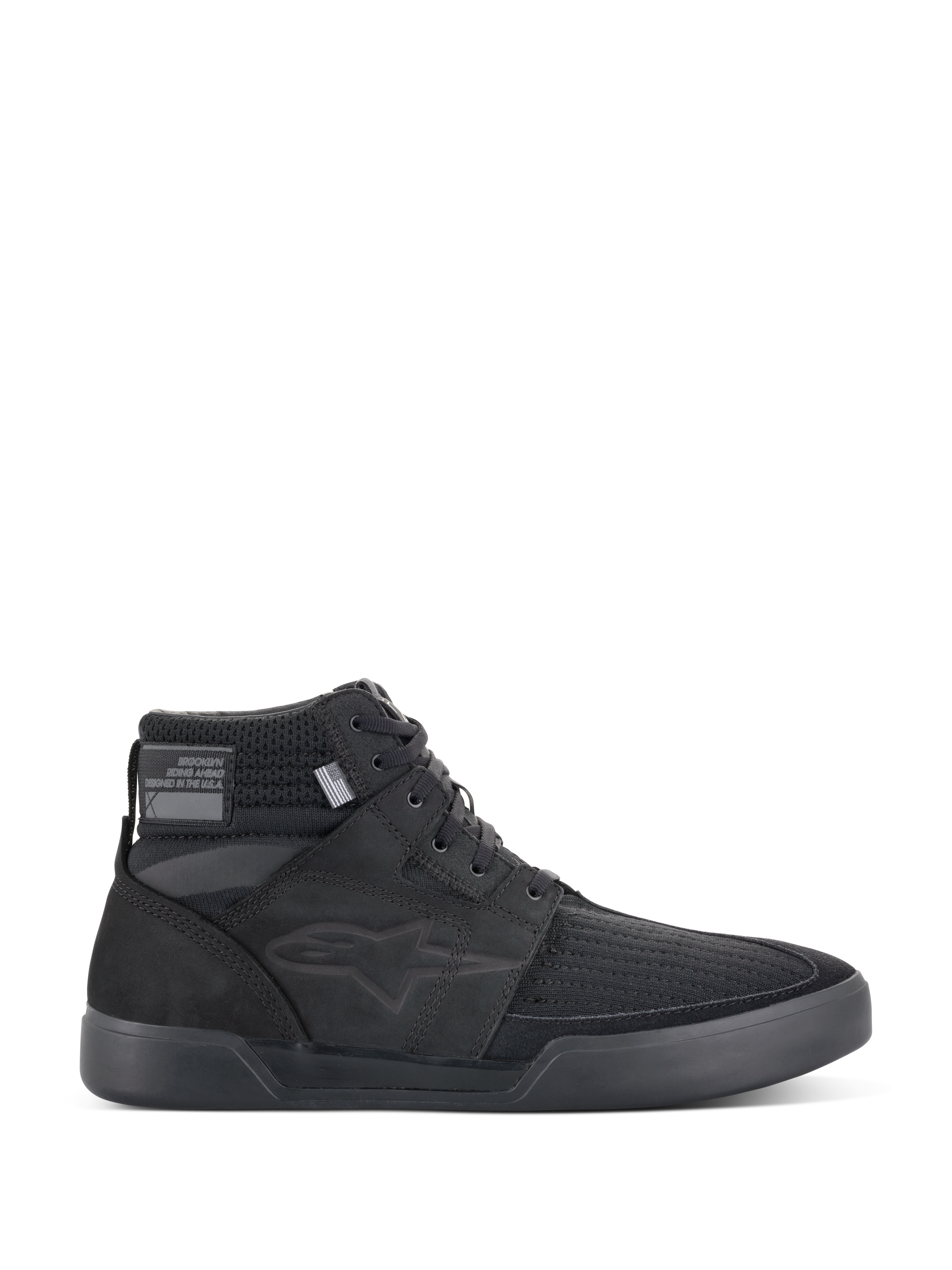 Alpinestars Primer Riding Shoes, schwarze Motorrad-Sneaker, High-Top Urban Riding Footwear, Seitenansicht, texturiertes Mesh-Obermaterial, dicke Gummisohle, modernes sportliches Design mit dezentem Stern-Logo