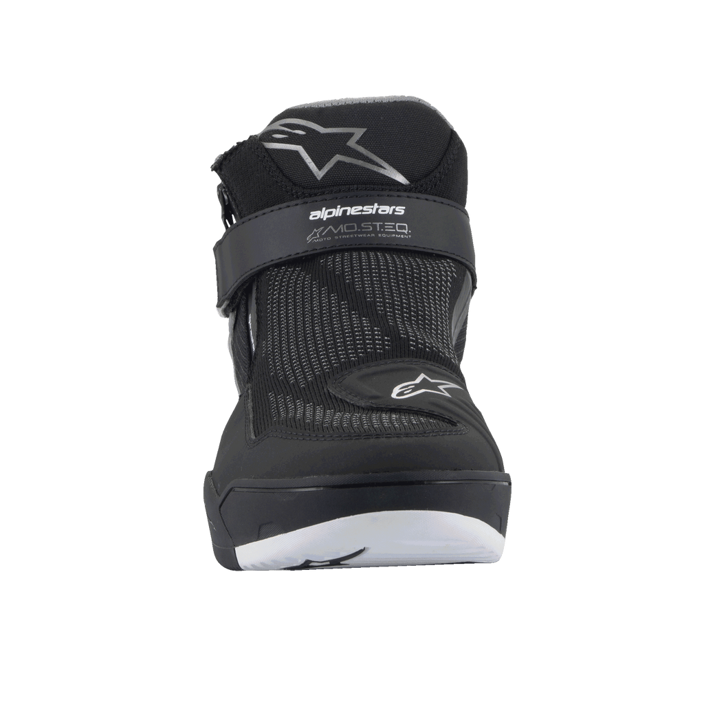 Alpinestars Speedflight Street schoenen, Black Gun Metal, vooraanzicht met mesh bovenwerk, klittenbandsluiting aan de enkel met MO.ST.EQ. branding en sterlogo's, eigentijdse urban motorrijschoenen