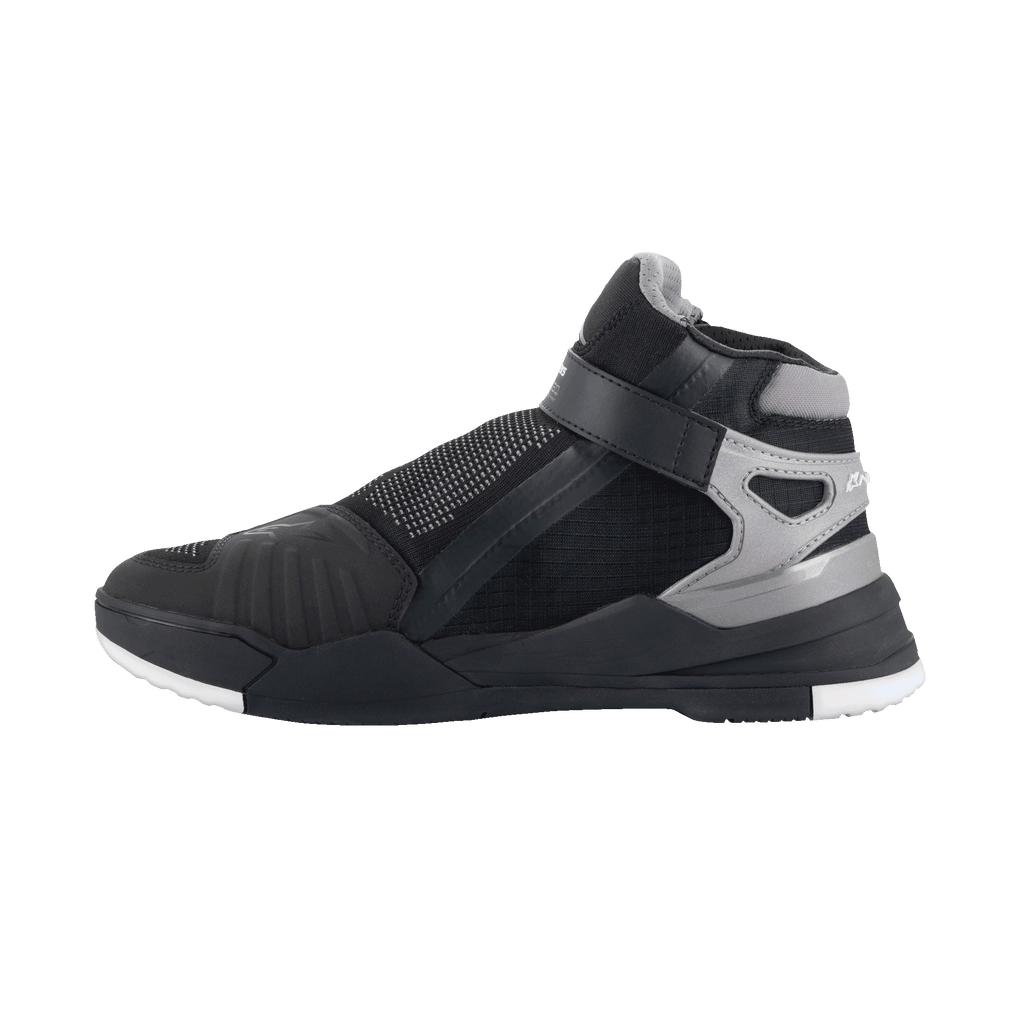 Alpinestars Speedflight Street Shoes, urban motorschoenen, Zwart en Gun Metal, zijaanzicht met mesh bovenwerk, TPU-verstevigingen en een zijdelingse bandsluiting, sportief op sneakers geïnspireerd ontwerp