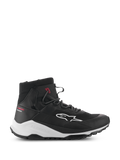 Alpinestars Speedforce XR schoenen, zwarte en witte hoge motorsneakers, urban rijschoenen, zijaanzicht met mesh textiel bovenwerk, wit logo aan de zijkant, dikke witte tussenzool met Alpinestars-branding en rode Urban Series tekst op de hiel