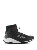 Alpinestars Speedforce XR schoenen, zwarte en witte hoge motorsneakers, urban rijschoenen, zijaanzicht met mesh textiel bovenwerk, wit logo aan de zijkant, dikke witte tussenzool met Alpinestars-branding en rode Urban Series tekst op de hiel