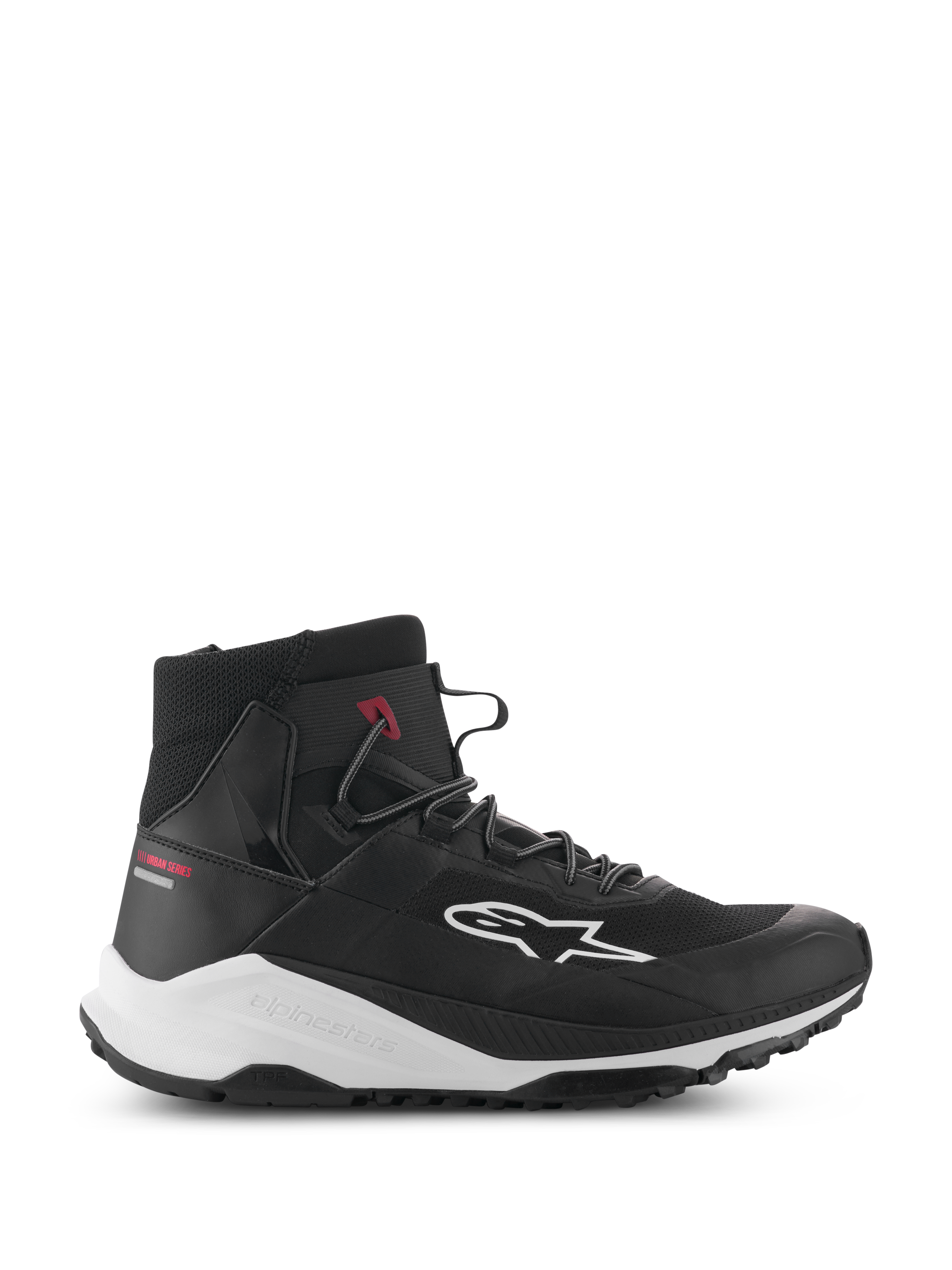 Alpinestars Speedforce XR schoenen, zwarte en witte hoge motorsneakers, urban rijschoenen, zijaanzicht met mesh textiel bovenwerk, wit logo aan de zijkant, dikke witte tussenzool met Alpinestars-branding en rode Urban Series tekst op de hiel