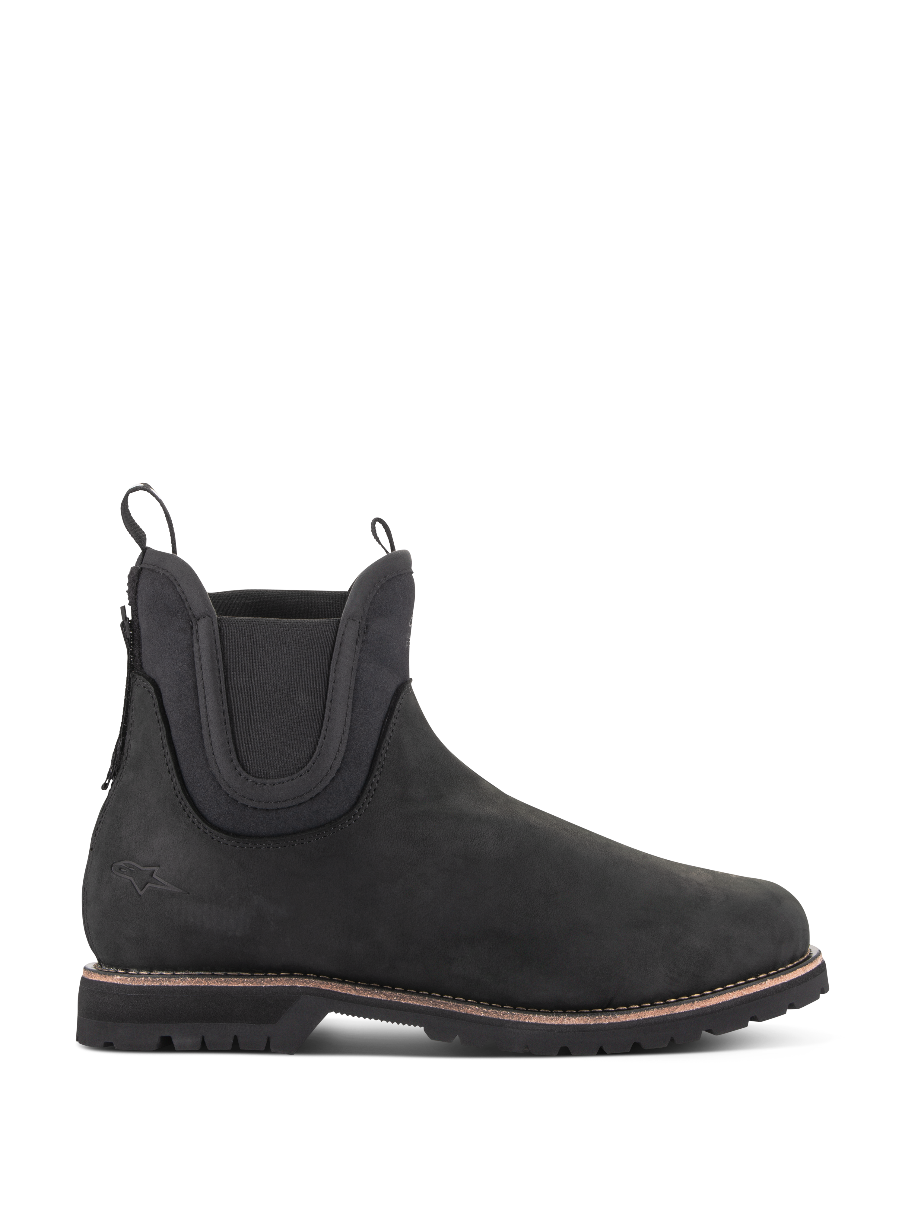 Alpinestars Turnstone schoenen in het zwart, Chelsea-stijl motor enkellaarzen, mat runderleer met elastische zijpanelen, dikke profielzool met een bruin randdetail, dubbele aantreklussen, beschermend urban motorschoeisel