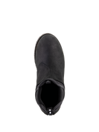 Alpinestars Turnstone Schoenen, Zwart Zwart, bovenaanzicht van een runderleren urban motorschoen met een elastische instap in Chelsea-stijl en een treklus met witte stippen aan de achterzijde, minimalistisch beschermend schoeisel voor weggebruik.