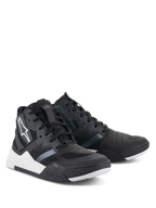 Alpinestars Speedflight schoenen, performance motorschoenen, zwart en wit, sneakers in straatstijl voor motorrijders met een ripstop bovenwerk, witte accenten op de tussenzool en het Alpinestars-logo aan de zijkant