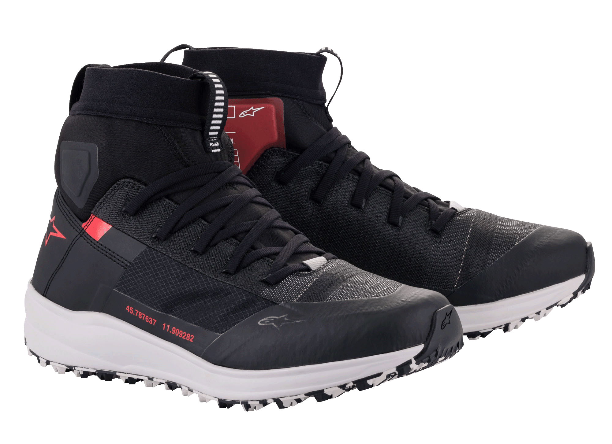 Alpinestars Speedforce Schuhe, hochgeschnittene Motorradschuhe, Schwarz Weiß und Rot, mit Laufschuh-Silhouette, MATRYX Textil-Obermaterial, weißer Zwischensohle und rotem Alpinestars-Logo, technisches urbanes Schuhwerk für Straßenfahrten