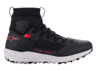 Alpinestars Speedforce Schuhe, Motorradschuhe, Schwarz, Weiß und Rot, Seitenansicht, High-Cut-Laufschuh-Silhouette mit MATRYX® Textil-Obermaterial, weiße Zwischensohle, rotes Stern-Logo an der Ferse und rote numerische Koordinaten an der Seite, urbanes Schutz-Schuhwerk