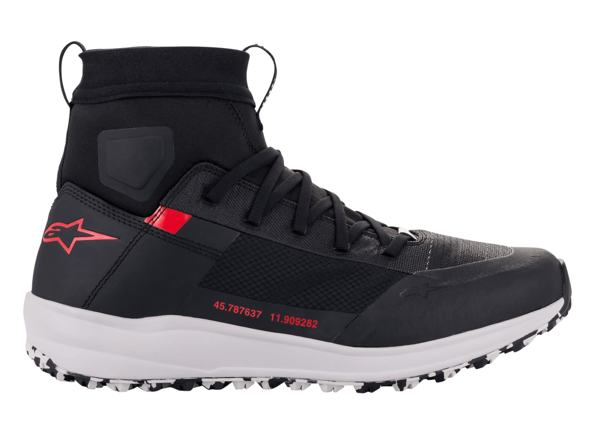 Alpinestars Speedforce Schuhe, Motorradschuhe, Schwarz, Weiß und Rot, Seitenansicht, High-Cut-Laufschuh-Silhouette mit MATRYX® Textil-Obermaterial, weiße Zwischensohle, rotes Stern-Logo an der Ferse und rote numerische Koordinaten an der Seite, urbanes Schutz-Schuhwerk