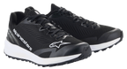 Alpinestars Meta Road V2 schoenen, sportieve schoenen, zwart en wit, ademend bovenwerk van mesh met witte Alpinestars-logo's, dikke witte tussenzool, atletisch ontwerp voor race-team werkkleding