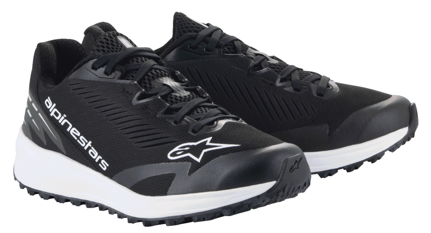 Alpinestars Meta Road V2 schoenen, sportieve schoenen, zwart en wit, ademend bovenwerk van mesh met witte Alpinestars-logo's, dikke witte tussenzool, atletisch ontwerp voor race-team werkkleding