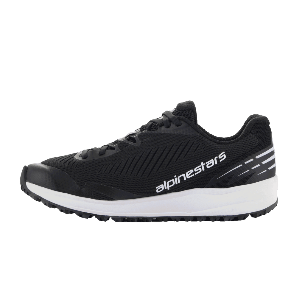 Alpinestars Meta Road V2 schoenen, sportswear schoenen, zwart en wit, ademend mesh bovenwerk met diagonale textuurribbels, dikke witte tussenzool, wit Alpinestars-logo op de zijkant, witte streepaccenten op de hiel, sportief ontwerp voor dagelijks gebruik en race-team werkkleding