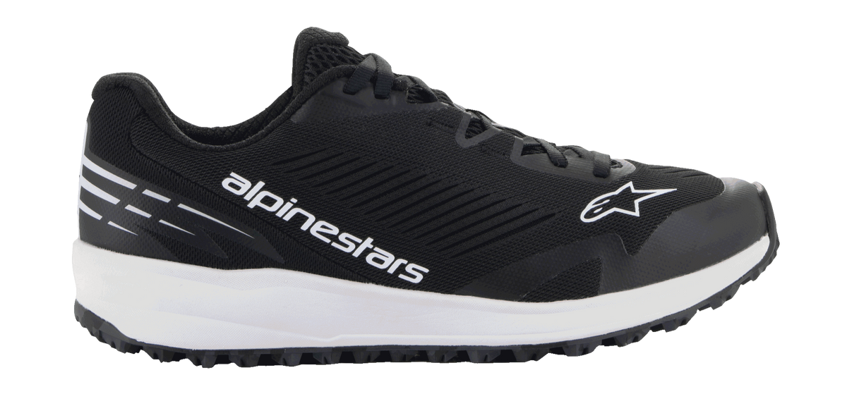 Alpinestars Meta Road V2 schoenen, zwart atletisch schoeisel met een dikke witte zool, witte Alpinestars-branding en sterlogo, bovenwerk van getextureerd mesh, zwarte veters en robuuste grip-buitenzool, lichtgewicht sportief ontwerp voor raceteam-werkkleding en casual gebruik