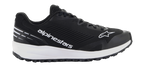 Alpinestars Meta Road V2 schoenen, zwart atletisch schoeisel met een dikke witte zool, witte Alpinestars-branding en sterlogo, bovenwerk van getextureerd mesh, zwarte veters en robuuste grip-buitenzool, lichtgewicht sportief ontwerp voor raceteam-werkkleding en casual gebruik