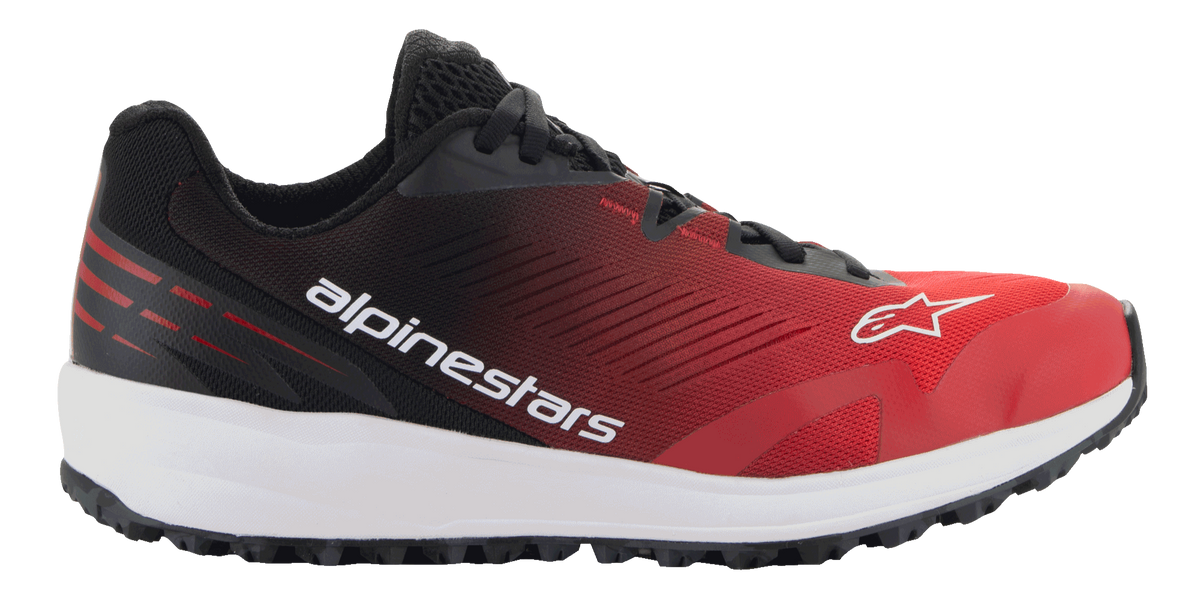 Chaussures Alpinestars Meta Road V2, chaussures sportswear, rouge, noir et blanc, vue de profil avec tige en mesh respirant, semelle intermédiaire blanche, semelle extérieure noire et logo Alpinestars sur le côté