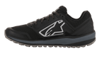 Chaussures Alpinestars Meta Trail, chaussure de course performante, noir et gris foncé, profil latéral avec grand logo Astars blanc, semelle intermédiaire gris foncé, semelle en caoutchouc crantée résistante à l'huile, conçue pour le confort des paddocks et des équipes de sport automobile