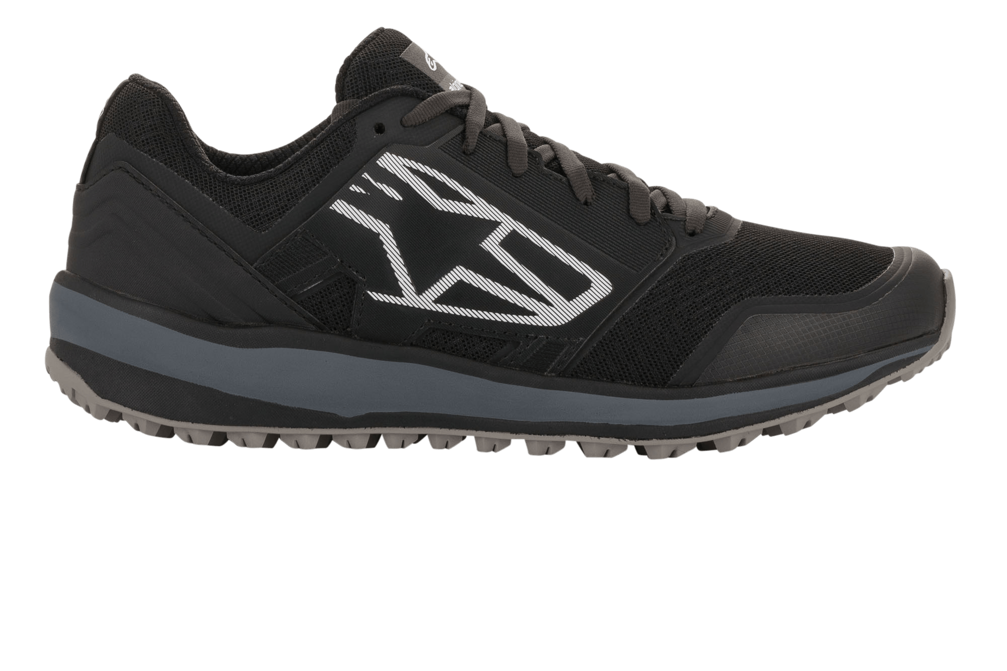 Chaussures Alpinestars Meta Trail, chaussures de course performantes, noir et gris foncé, profil latéral avec un grand logo Astars géométrique blanc, tige en mesh avec semelle intermédiaire grise et semelle en caoutchouc à crampons, chaussures de paddock décontractées pour le sport automobile