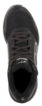 Chaussures Alpinestars Meta Trail, noir et gris foncé, vue de dessus, tige en mesh noir avec lacets, logo Alpinestars blanc sur la languette, chaussures de performance inspirées du paddock et du running