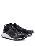 Alpinestars Meta XR V2 schoenen, sportswear schoenen, zwart wit en donkergrijs, met een mesh bovenwerk uit één stuk, dikke witte gedempte tussenzool en robuuste buitenzool, sportief casual ontwerp met Alpinestars-logo en veters met patroon