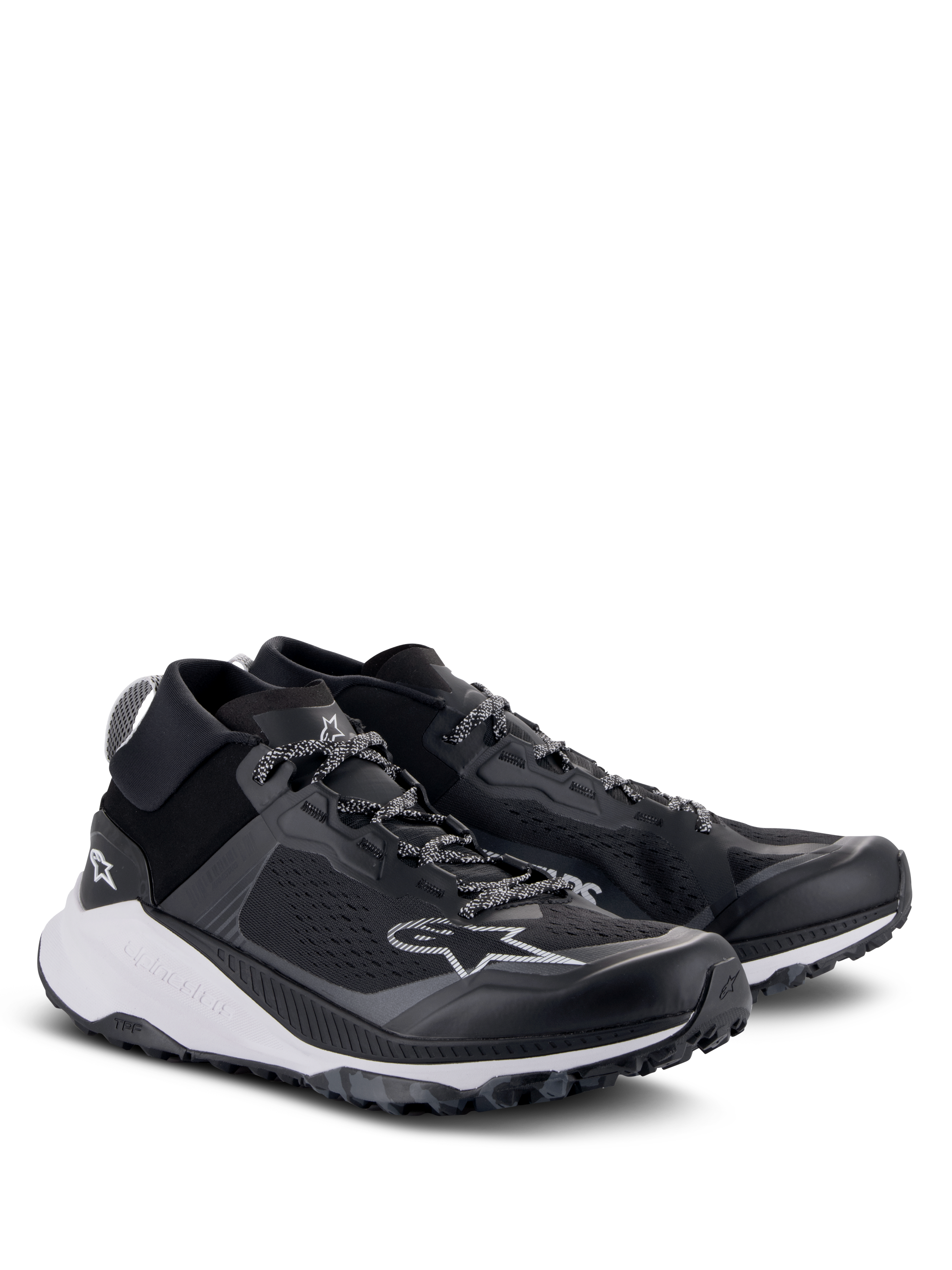 Alpinestars Meta XR V2 schoenen, sportswear schoenen, zwart wit en donkergrijs, met een mesh bovenwerk uit één stuk, dikke witte gedempte tussenzool en robuuste buitenzool, sportief casual ontwerp met Alpinestars-logo en veters met patroon