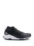 Alpinestars Meta XR V2 schoenen, sportswear schoenen, zwart en wit, technisch mesh bovenwerk met een dikke witte tussenzool en robuuste donkergrijze buitenzool, sportief-casual ontwerp met elastische kraag en Alpinestars logo