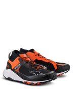 Alpinestars Meta XR V2 schoenen, sportieve vrijetijdsschoenen, zwart, oranje en wit, voorzien van een mesh bovenwerk uit één stuk, opvallende oranje panelen, oranje veters, wit Astar-logo en een robuuste rubberen zool ontworpen voor grip.