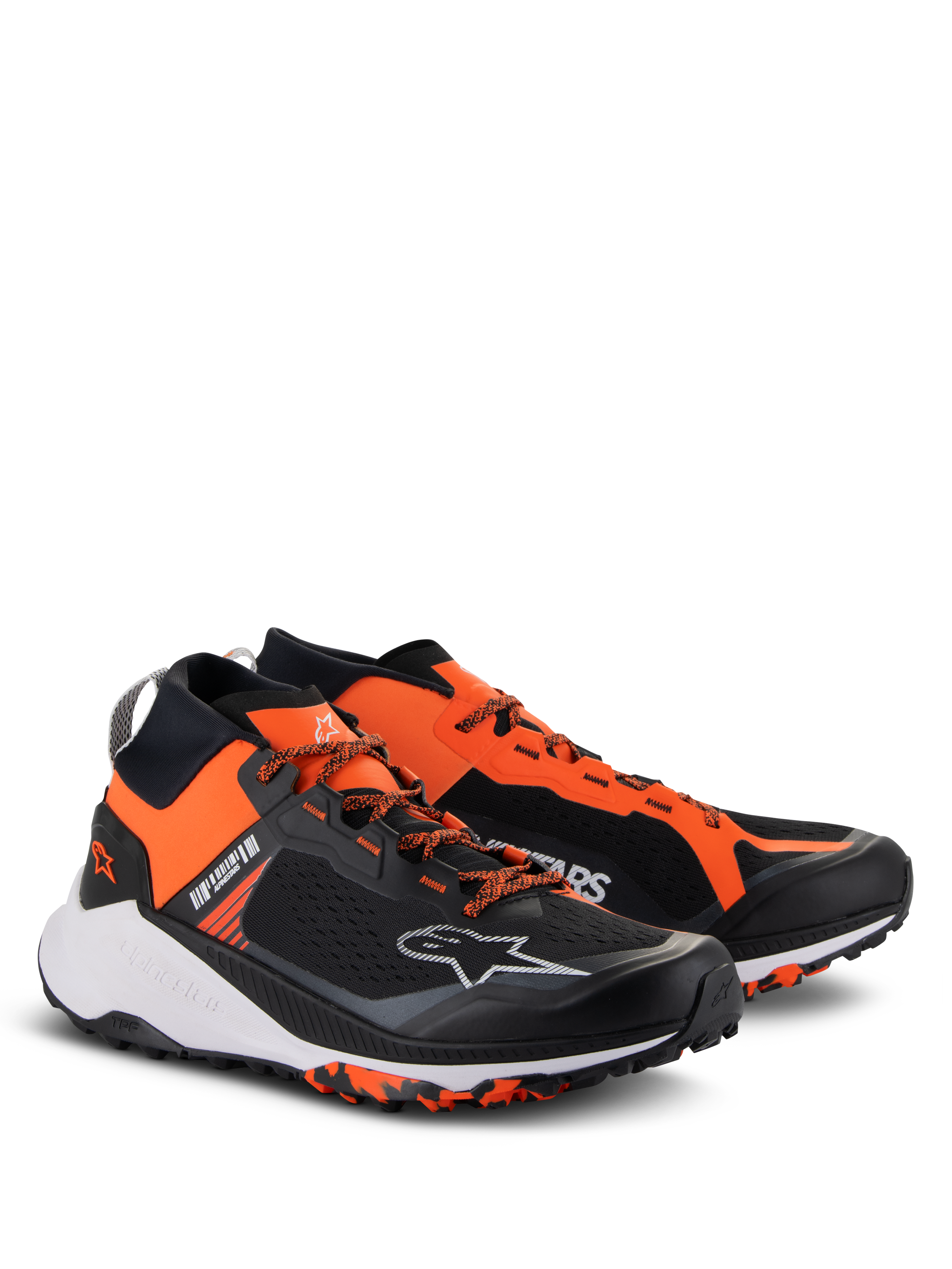 Alpinestars Meta XR V2 schoenen, sportieve vrijetijdsschoenen, zwart, oranje en wit, voorzien van een mesh bovenwerk uit één stuk, opvallende oranje panelen, oranje veters, wit Astar-logo en een robuuste rubberen zool ontworpen voor grip.