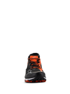 Alpinestars Meta XR V2 schoenen, zwart oranje wit, vooraanzicht met bovenwerk van technisch mesh, oranje veters en robuuste oliebestendige rubberen zool met zichtbaar profiel, sportieve vrijetijdsschoenen