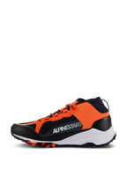 Alpinestars Meta XR V2 schoenen, sportieve vrijetijdsschoenen, zwart, oranje en wit, zijaanzicht met opvallend oranje paneel en witte merkdetails, ademend zwart mesh, dikke witte tussenzool en robuuste buitenzool met textuur.