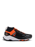 Alpinestars Meta XR V2 schoenen, sportief-casual sneakers, zwart en oranje, met een mesh bovenwerk uit één stuk, dikke witte tussenzool met Alpinestars-branding en gemarmerde rubberen loopzool, lichtgewicht atletisch ontwerp voor comfort de hele dag door en off-road grip