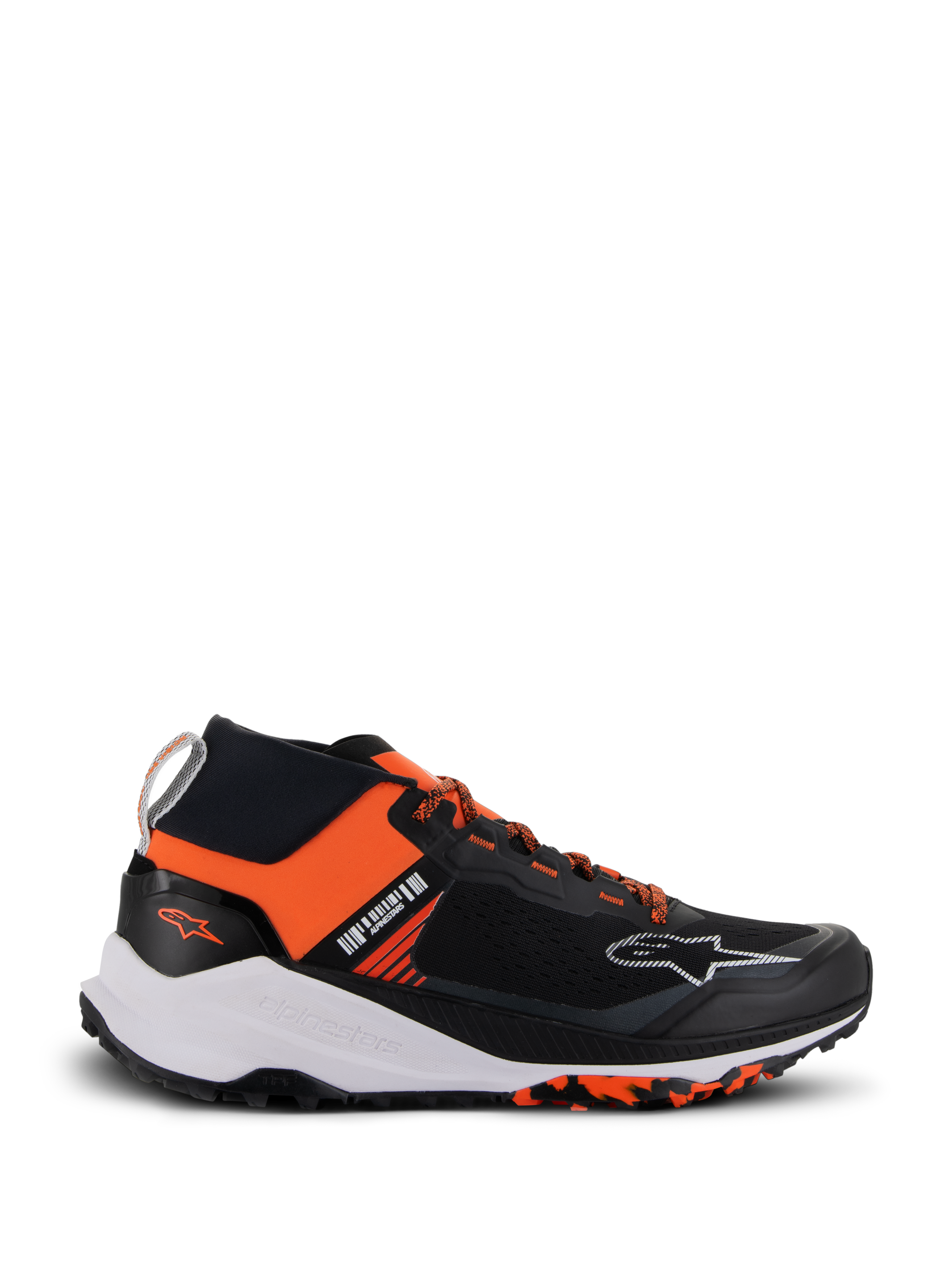 Alpinestars Meta XR V2 schoenen, sportief-casual sneakers, zwart en oranje, met een mesh bovenwerk uit één stuk, dikke witte tussenzool met Alpinestars-branding en gemarmerde rubberen loopzool, lichtgewicht atletisch ontwerp voor comfort de hele dag door en off-road grip
