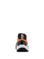 Alpinestars Meta XR V2 schoenen, sportieve casual schoenen, zwart, oranje en wit, achteraanzicht met een robuuste rubberen zool, witte tussenzool en oranje bovenwerk met hiellus en klein Alpinestars-logo