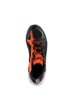 Alpinestars Meta XR V2 schoenen, sportieve casual schoenen, zwart, oranje en wit, bovenaanzicht met een bovenwerk van zwart technisch mesh en opvallende oranje overlays, veters met patroon en witte logodetails, ontworpen voor comfort de hele dag door en stabiliteit.